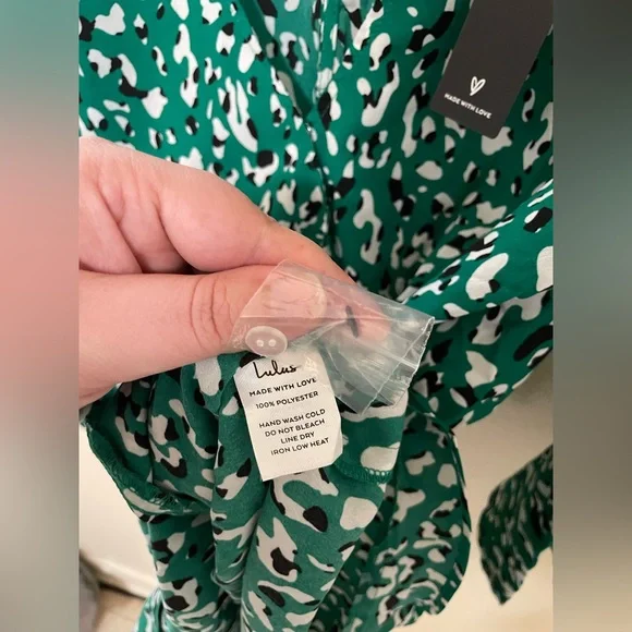 ✨NWT Lulus Make Moves Green and Black Print Flounce Sleeve Romper Size Small - Picture 14 of 15